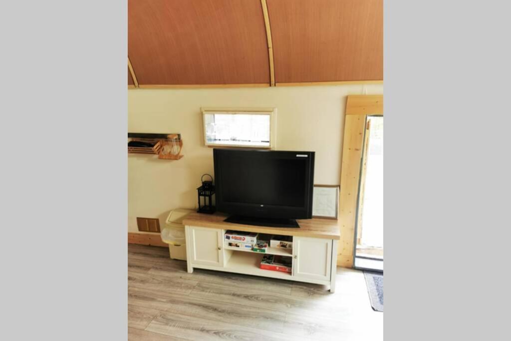 פורטלויס Lazy Lodge Glamping Pod With Hot Tub מראה חיצוני תמונה